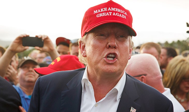 hombre rubia con gorra roja